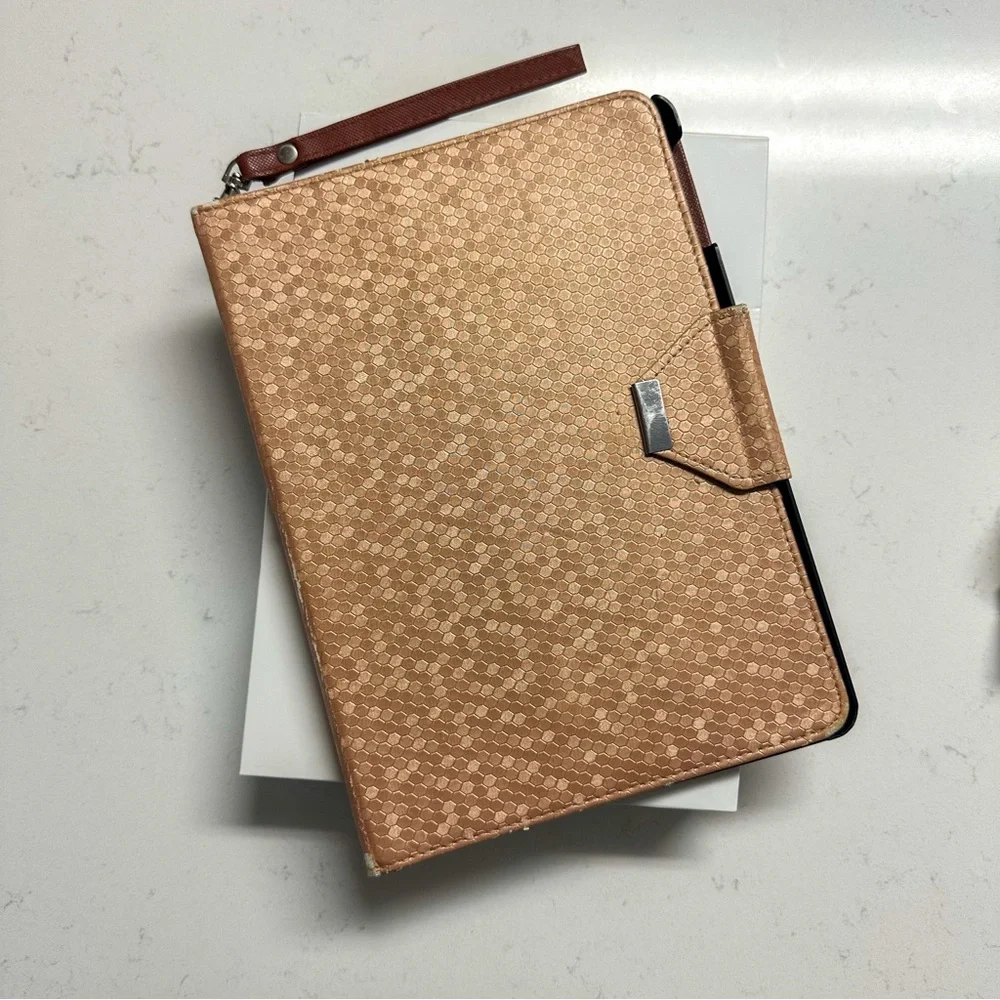 iPad Air 1st Gen 📱 16GB Wi-Fi + Box, Adapter, & Bonus Case – Good Condition! - Picture 10 of 11